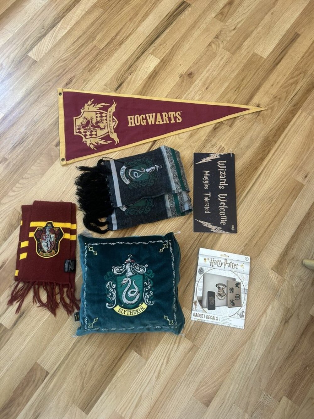 Harry Potter Lot Hogwarts Slytherin Gryffindor Pennant Scarves Decals Sign